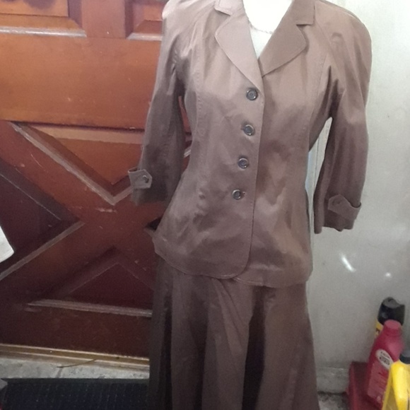 Chic Skirt Suit, size 8 - Picture 2 of 6